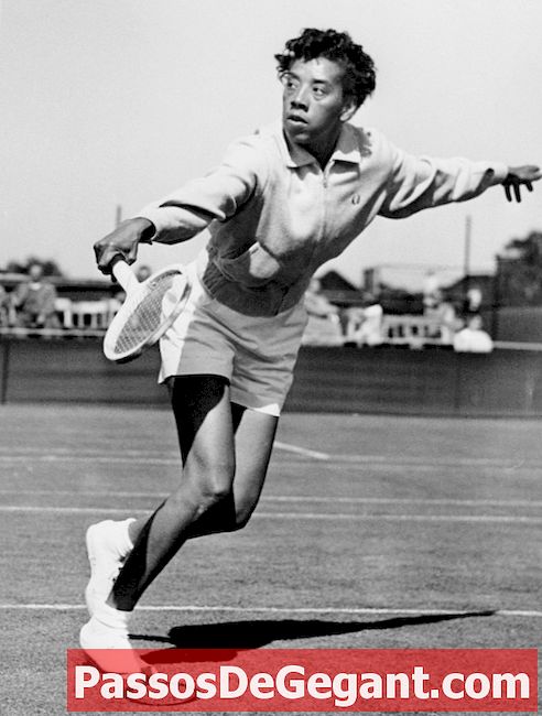 Althea Gibson blir första afroamerikan på amerikansk tennisturné