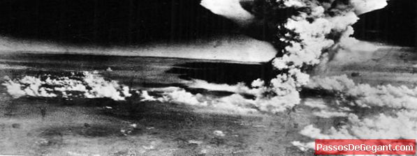 Amerikaanse bommenwerper laat atoombom vallen op Hiroshima