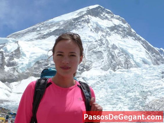 Amerikkalainen nainen kiipeää Everestiin