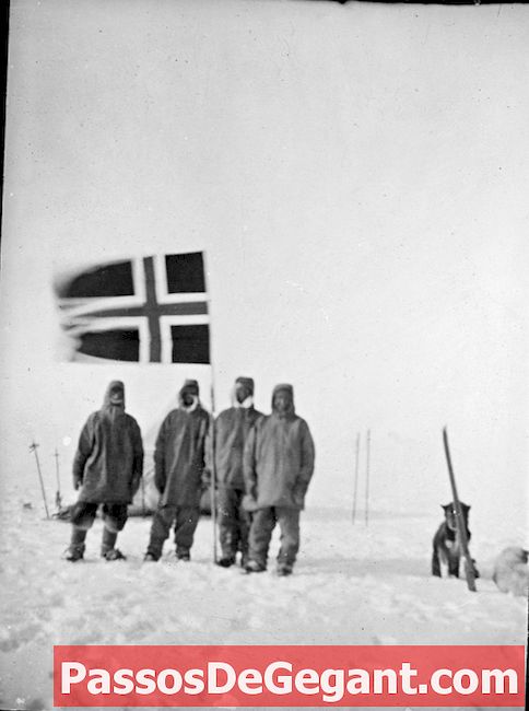 Амундсен достига до Южния полюс
