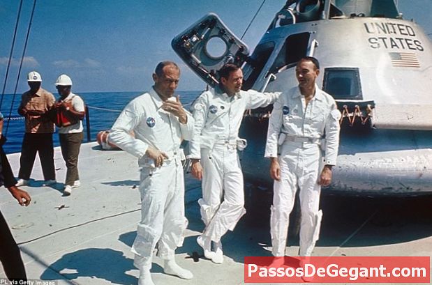Apollo 11 sa bezpečne vracia na zem
