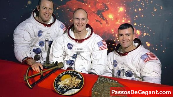 Apollo 13 se vrací na Zemi