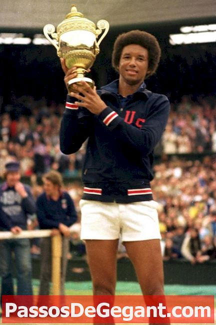 Arthur Ashe menjadi lelaki hitam pertama yang memenangi Wimbledon
