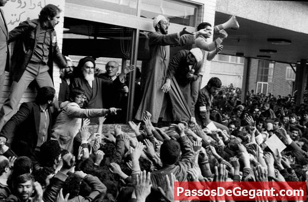 Ajatolla Khomeini atgriežas Irānā