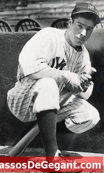 Babe Ruth membuat debut MLB