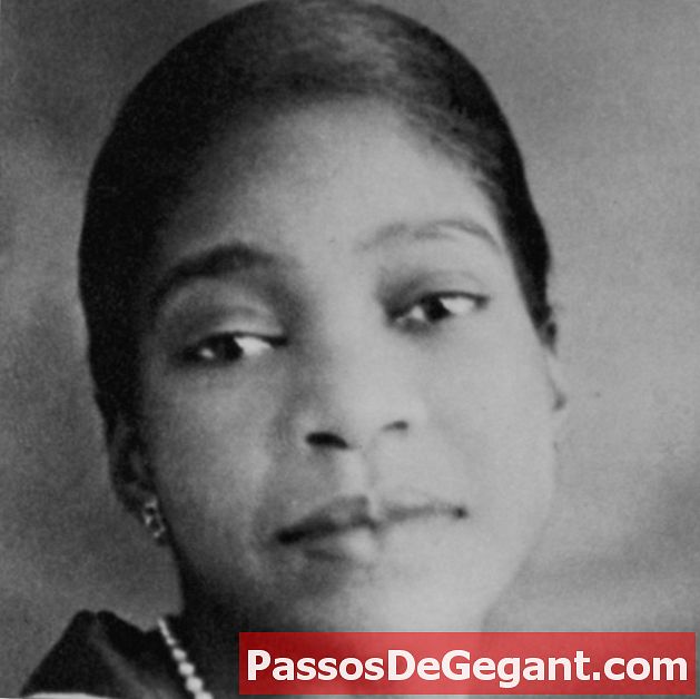 A cantora de blues Bessie Smith, morta em acidente de carro no Mississippi, é enterrada