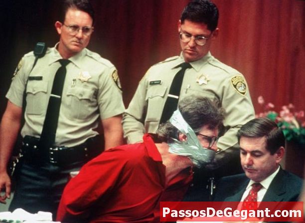 Bobby Seale amordazado durante su juicio