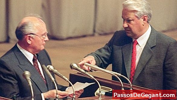 Борис Јелцин је поднео оставку из Комунистичке партије