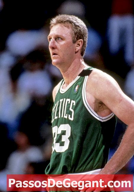 L'attaccante di Boston Celtics Larry Bird lo riattacca