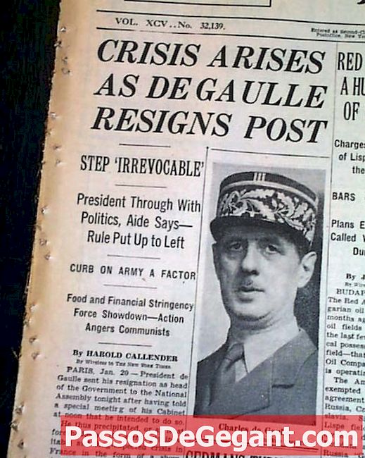 Charlesas de Gaulle'as atsistatydina iš Prancūzijos lyderio pareigų