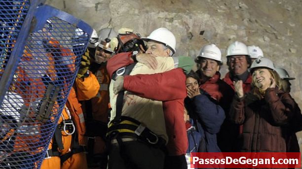 I minatori cileni vengono salvati dopo 69 giorni sottoterra