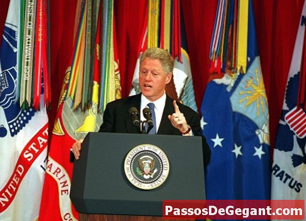 Clinton beordrer et luftangreb på Irak