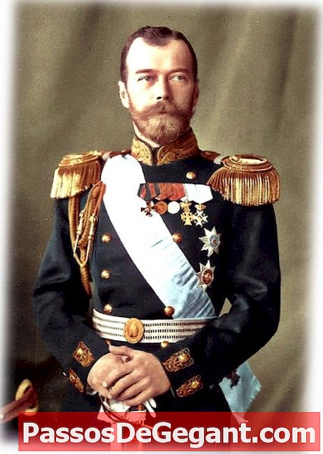 El zar Nicolás II abdica del trono ruso