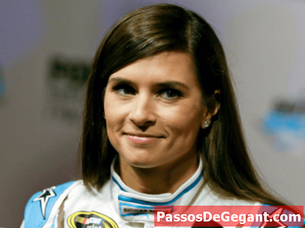 Danica Patrick se convierte en la primera mujer en liderar Indy 500