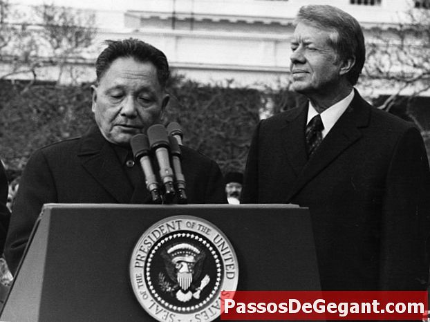 Deng Xiaoping och Jimmy Carter undertecknar överenskommelser