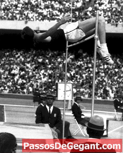 Dick Fosbury jatuh ke rekor lompat tinggi Olimpiade