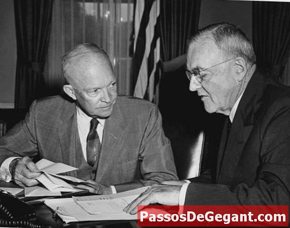 Dulles bejelenti a „hatalmas megtorlás” politikáját - Történelem