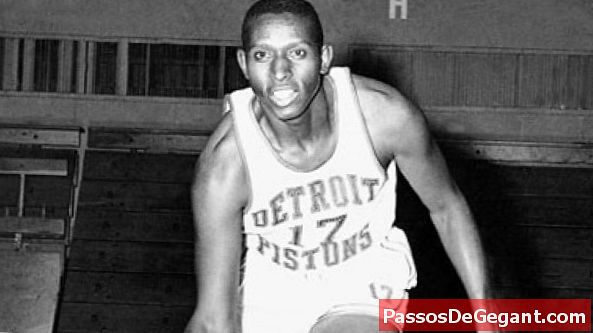 Earl Lloyd bliver den første sorte spiller i NBA