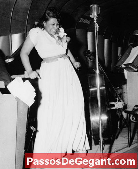 Ella Fitzgerald vinder Amatøraften på Harlem's Apollo Theatre