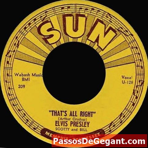 Elvis Presley înregistrează „That’s All Right (Mama)”