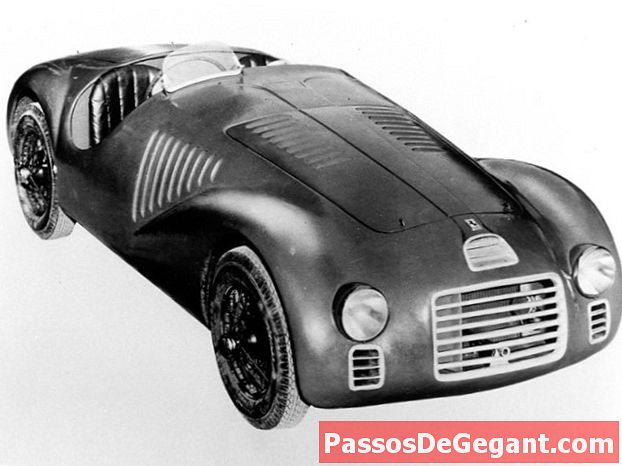 Enzo Ferrari xuất hiện lần đầu với tư cách là một tay đua xe