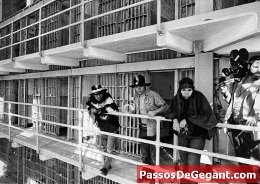 Prizonierii federali aterizează pe Alcatraz