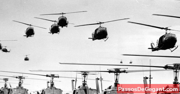 Il primo elicottero americano viene abbattuto in Vietnam.