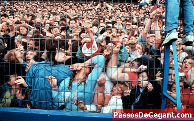 Fotbaloví fanoušci se rozdrtili na stadionu