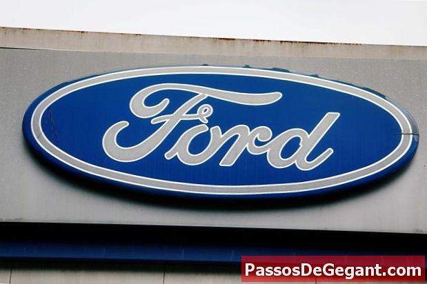 फोर्ड मोटर कंपनी ने सोवियत संघ के साथ समझौते पर हस्ताक्षर किए