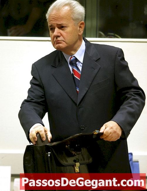Bývalý jugoslávský prezident Slobodan Miloševič jde před soud za válečné zločiny - Dějiny