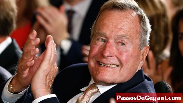 Džordžs Bušs atgūstas no velosipēdu negadījuma