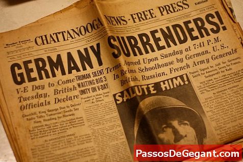 Jerman menyerah tanpa syarat kepada Sekutu di Reims