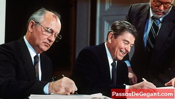 Gorbatsjov accepterar förbud mot kärnmissiler i mellanområdet - Historia
