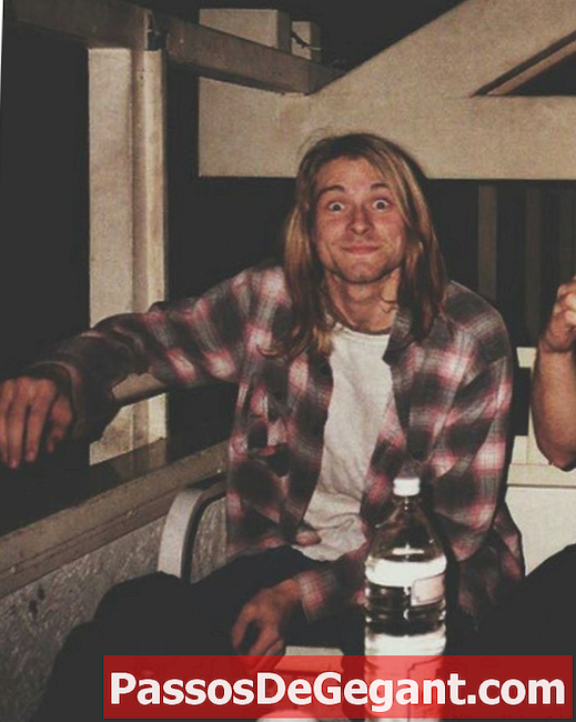 „Grunge“ roko ikona Kurtas Cobainas nusižudo