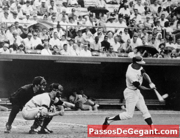 Hank Aaron bate primeiro home run de sua carreira na MLB