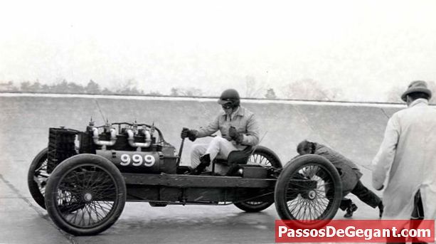 Henry Ford stabilește recordul de viteză