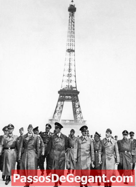 Hitler kiertää Pariisia