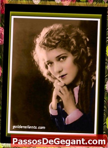 Bintang Hollywood Mary Pickford dan Douglas Fairbanks dikerumuni oleh banyak orang