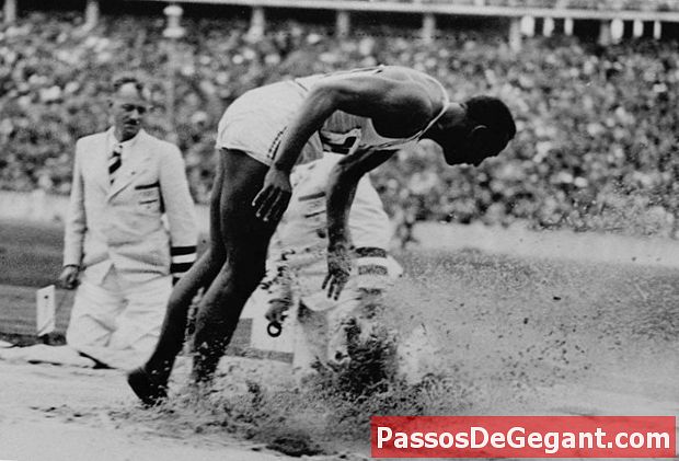 Jesse Owens menang lompat jauh - dan hormat - di Jerman - Sejarah
