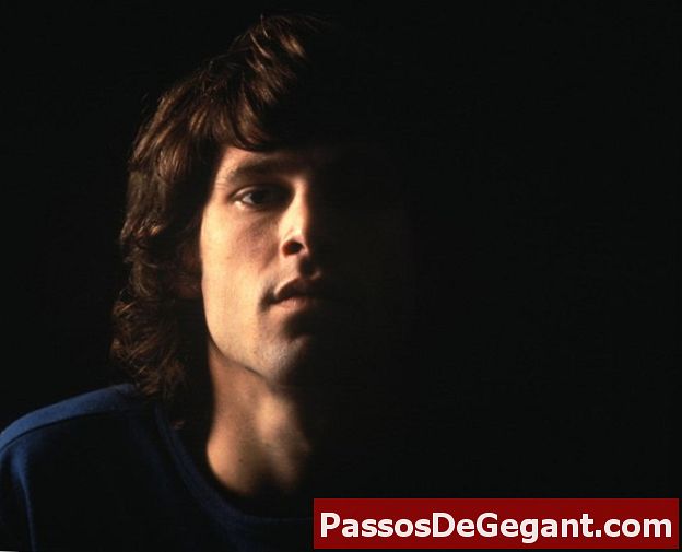 Jim Morrison jest oskarżony o lubieżne zachowanie na koncercie w Miami