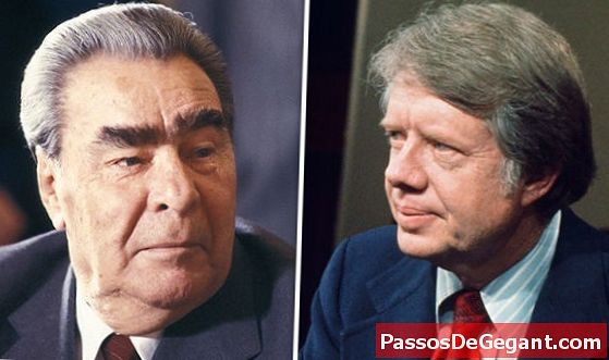 Jimmy Carter y Leonid Brezhnev firman el tratado nuclear SALT-II