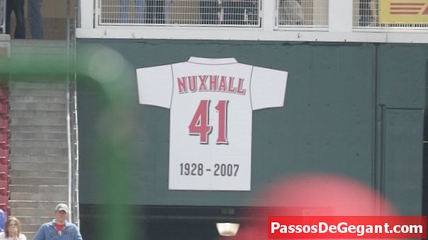 Joe Nuxhall เปิดตัว MLB เมื่อวันที่ 15
