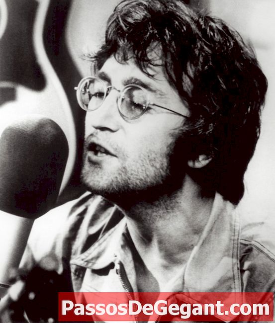 John Lennon gnistor sin första stora kontrovers