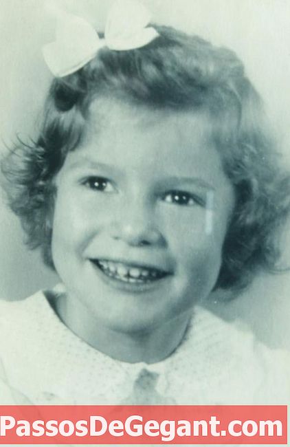 Джуди Блум, популярна млада възрастна авторка, се ражда