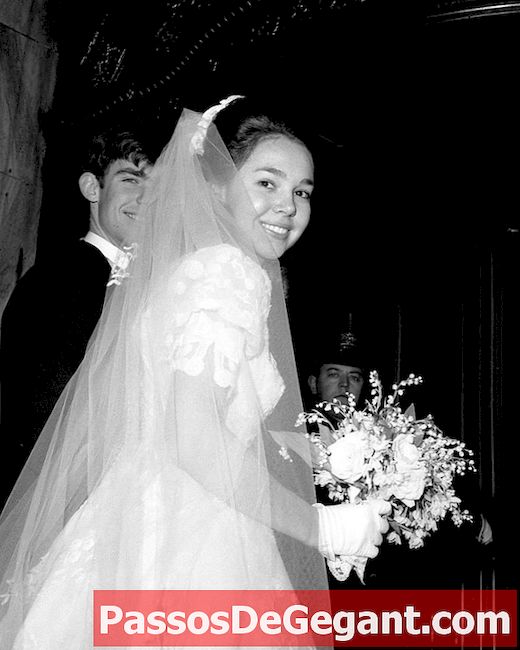 Julie Nixon, David Eisenhower ile evlenir. - Tarihçe