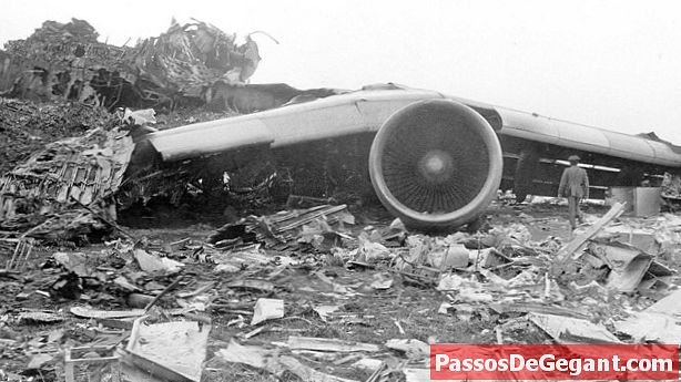 Jumbo jetfly kolliderer i lufthavnen på De Kanariske Øer