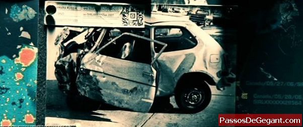 Karen Silkwood muere en un misterioso accidente automovilístico