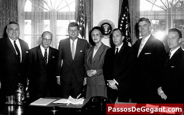 Кеннеді призначає першу жінку-президента