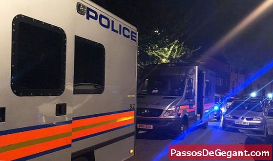 Londyńska policja przeprowadza nalot na narkotyki w domu George'a Harrisona - Historia