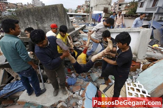 Zemětřesení o velikosti 7,8 zabíjí tisíce v Nepálu